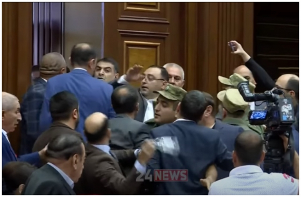 Во время потасовки в парламенте Артур Ованнисян из ГД попытался ударить бутылкой депутата от фракции «Армения» Армана Казаряна, но попал в одного из депутатов от собственной фракции